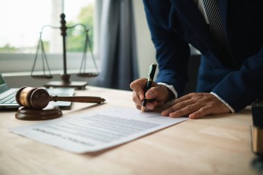 Kontrat hukuk müşavirliği bünyesinde masaya kondu ve yatırımcıların yatırımları için yasal danışmanlık sağlayacak bir avukat ekibi kiralama sözleşmesini imzalamaları için hazırlandı. Yasal danışmanlık kavramı