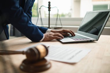 Avukatlar, hukuki yardım isteyenlere, kasıtsız suistimali önlemek için kuralları doğru anlamaları için hukuki danışmanlık yapıyor. Bir grup avukattan hukuki tavsiye alma kavramı