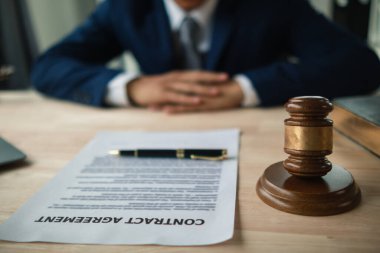 Kontrat hukuk müşavirliği bünyesinde masaya kondu ve yatırımcıların yatırımları için yasal danışmanlık sağlayacak bir avukat ekibi kiralama sözleşmesini imzalamaları için hazırlandı. Yasal danışmanlık kavramı