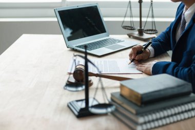 Kontrat hukuk müşavirliği bünyesinde masaya kondu ve yatırımcıların yatırımları için yasal danışmanlık sağlayacak bir avukat ekibi kiralama sözleşmesini imzalamaları için hazırlandı. Yasal danışmanlık kavramı