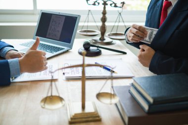 Mahkeme kararlarında yer alan yetkililere rüşvet vererek davanın seyrini değiştirmeleri için avukat ekibine ve savcılara rüşvet verilmesi kavramı. rüşvet kavramı