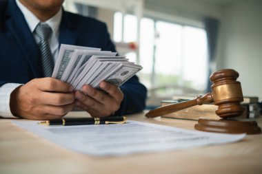 Mahkeme kararlarında yer alan yetkililere rüşvet vererek davanın seyrini değiştirmeleri için avukat ekibine ve savcılara rüşvet verilmesi kavramı. rüşvet kavramı