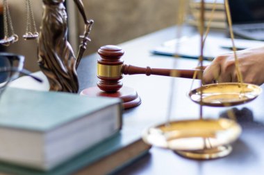 Yargıç, mağdurlar ve sanıklar için verilen kararın kanıtlardan ve avukatın savunmasından elde edilen karardan haberdar olmak için tahtanın tabanına işlenmiş givel ahşabı tutuyor. mahkeme kararı kavramı