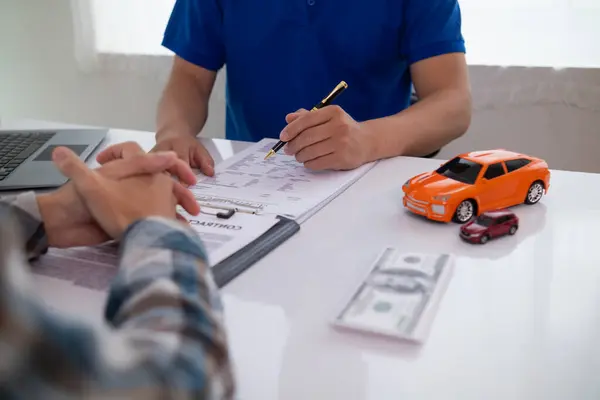자동차 딜러는 고객이 계약금을 지불하기 좋아하는 있도록 계약에 들어가기 고객에게 로열티 프리 스톡 이미지
