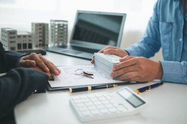 Emlakçılar emlak müşterileri satıyor ve uzun vadeli kira yatırımları yük ödemelerinin azaltılmasına yardımcı olduğu için apartman dairelerine alıcılar teklif ediyorlar. Yatırım amaçlı emlak ticareti uzun vadeli kiralama