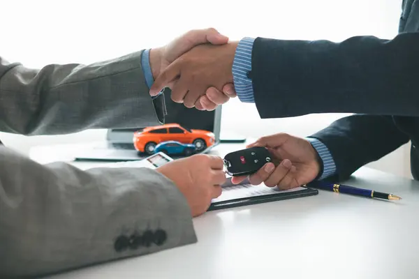 Kunden Und Autohändler Schütteln Sich Die Hände Nachdem Sie Dem Stockfoto