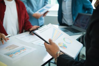 Komite toplantılarına katılan ve şirket ve danışmana katılmakla ilgilenen yatırımcılara yatırım tavsiyeleri veren işletme danışmanı, yatırım yapmanın yararları ve riskleri hakkında da tavsiyede bulunuyor. yıllık toplantı