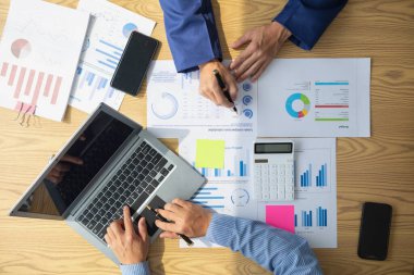 İş danışmanları komite toplantılarına katılıyor ve şirkete katılmakla ilgilenen yatırımcılara yatırım tavsiyeleri veriyorlar ve danışmanlar da yatırım yapmanın yararları ve riskleri hakkında tavsiyelerde bulunuyorlar. yıllık toplantı