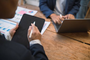 İş danışmanları komite toplantılarına katılıyor ve şirkete katılmakla ilgilenen yatırımcılara yatırım tavsiyeleri veriyorlar ve danışmanlar da yatırım yapmanın yararları ve riskleri hakkında tavsiyelerde bulunuyorlar. yıllık toplantı