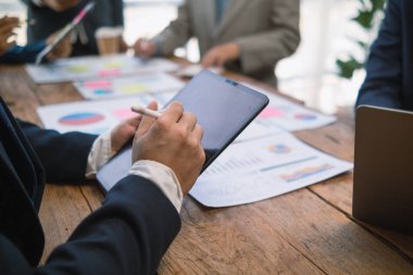 Komite toplantılarına katılan ve şirket ve danışmana katılmakla ilgilenen yatırımcılara yatırım tavsiyeleri veren işletme danışmanı, yatırım yapmanın yararları ve riskleri hakkında da tavsiyede bulunuyor. yıllık toplantı