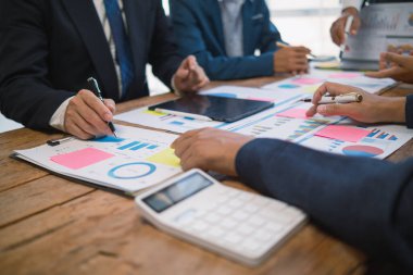 Komite toplantılarına katılan ve şirket ve danışmana katılmakla ilgilenen yatırımcılara yatırım tavsiyeleri veren işletme danışmanı, yatırım yapmanın yararları ve riskleri hakkında da tavsiyede bulunuyor. yıllık toplantı