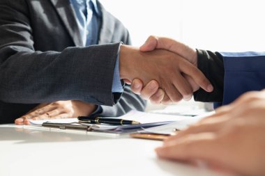 İş adamları ve yatırımcılar komitesi, danışmanlık ve iş hayatına birlikte yatırım yapma konusunda görüştükten sonra ortak yatırımın simgesi olarak el ele verdiler. Komite toplantıda el ele tutuşur.