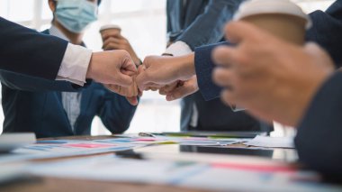 İş adamları ve yatırımcılar, iş hayatına birlikte yatırım yapmak için tartıştıktan, danıştıktan ve sözleşme yaptıktan sonra ortak girişimin simgesi olarak el sıkışıyorlar. İş adamları işbirliğinin sembolü olarak el sıkışıyor