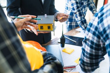 Mühendis ve tasarımcılardan oluşan bir ekip, ev veya yeşil enerji tasarrufu için rüzgar türbinleri ve güneş pilleri gibi doğal enerjileri ev için elektrik üretmek için kullanan bir enerji evi tasarlamak üzere bir araya geldi..