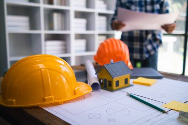 Mühendis ve tasarımcılardan oluşan bir ekip, ev veya yeşil enerji tasarrufu için rüzgar türbinleri ve güneş pilleri gibi doğal enerjileri ev için elektrik üretmek için kullanan bir enerji evi tasarlamak üzere bir araya geldi..