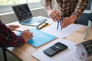 Mimarlar ve tasarımcılar inşaat için mühendislik ekibine ve ustabaşına teslim edilmeden önce inşaat planlarından bahsediyorlar. Mimarlar ve tasarımcılardan oluşan bir takımdan denetim konsepti planları