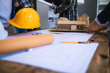 Mimarlar ve tasarımcılar inşaat için mühendislik ekibine ve ustabaşına teslim edilmeden önce inşaat planlarından bahsediyorlar. Mimarlar ve tasarımcılardan oluşan bir takımdan denetim konsepti planları