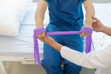 Doktor kas hasarını inceliyor ve elastik bant test yaralanması kullanıyor ve ayrıca fiziksel terapi ile kasları güçlendiriyor çünkü fizik tedavi kasların güçlenmesine ve kan akışının artmasına yardımcı olacak..