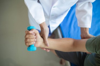 Doktor kas hasarlarını kontrol ediyor ve dambıl testi yaralanması kullanıyor ve ayrıca fiziksel terapi ile kasları güçlendiriyor çünkü fizik tedavi kasların güçlenmesine ve kan akışının artmasına yardımcı olacak.