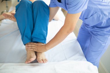 Doktorlar hastanın kas hasarlarını inceliyor ve düzenli olarak kullanılabilmesi için fiziksel tedavi uyguluyorlar. Çünkü fizik tedavi kas ve kan akışını güçlendirecektir..