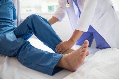 Doktorlar hastanın kas hasarlarını inceliyor ve düzenli olarak kullanılabilmesi için fiziksel tedavi uyguluyorlar. Çünkü fizik tedavi kas ve kan akışını güçlendirecektir..