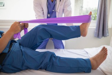 Doktorlar hastanın kas hasarlarını inceliyor ve düzenli olarak kullanılabilmesi için fiziksel tedavi uyguluyorlar. Çünkü fizik tedavi kas ve kan akışını güçlendirecektir..