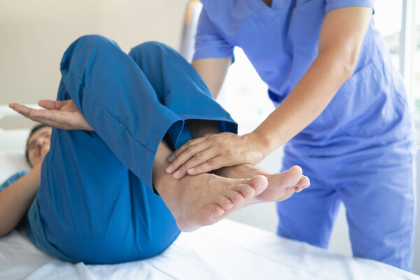 Врачи изучают травмы мышц пациента и проводят физиотерапию для перемещения мышц пациента, чтобы их можно было регулярно использовать, потому что физиотерапия поможет укрепить мышцы и кровоток.