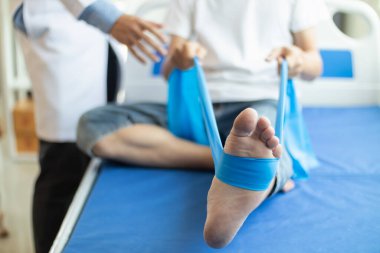 Doktorlar hastanın kas hasarlarını inceliyor ve düzenli olarak kullanılabilmesi için fiziksel tedavi uyguluyorlar. Çünkü fizik tedavi kas ve kan akışını güçlendirecektir..