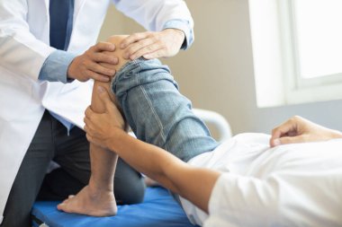 Doktorlar hastanın kas hasarlarını inceliyor ve düzenli olarak kullanılabilmesi için fiziksel tedavi uyguluyorlar. Çünkü fizik tedavi kas ve kan akışını güçlendirecektir..