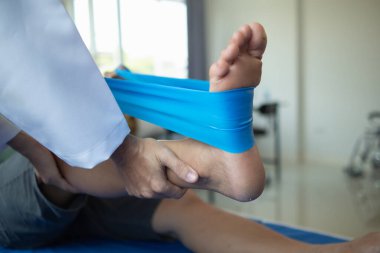 Doktorlar hastanın kas hasarlarını inceliyor ve düzenli olarak kullanılabilmesi için fiziksel tedavi uyguluyorlar. Çünkü fizik tedavi kas ve kan akışını güçlendirecektir..