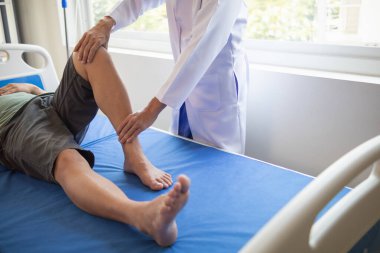 Doktorlar hastanın kas hasarlarını inceliyor ve düzenli olarak kullanılabilmesi için fiziksel tedavi uyguluyorlar. Çünkü fizik tedavi kas ve kan akışını güçlendirecektir..