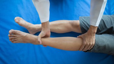 Doktorlar hastanın kas hasarlarını inceliyor ve düzenli olarak kullanılabilmesi için fiziksel tedavi uyguluyorlar. Çünkü fizik tedavi kas ve kan akışını güçlendirecektir..