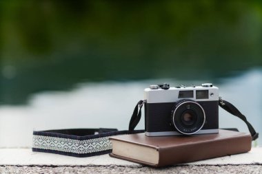 Klasik film kameraları bugün tekrar kullanımda çünkü film kameraları klasik ve güzel bir şekle sahip ve bu da bazı fotoğrafçıların film kameralarına dönmesine neden oluyor. Boşluğu Kopyala