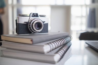 Klasik film kameraları bugün tekrar kullanımda çünkü film kameraları klasik ve güzel bir şekle sahip ve bu da bazı fotoğrafçıların film kameralarına dönmesine neden oluyor. Boşluğu Kopyala