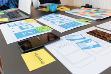 Mobil uygulama geliştirme ekibi akıllı telefondaki uygulamayı görüntülemek ve renklendirmek için ux ui sistemi üzerinde çalışıyor ve herhangi bir hataya yol açmıyor..