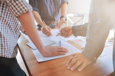 Mobil uygulama geliştirme ekibi akıllı telefondaki uygulamayı görüntülemek ve renklendirmek için ux ui sistemi üzerinde çalışıyor ve herhangi bir hataya yol açmıyor..