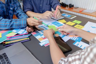 Mobil uygulama geliştirme ekibi akıllı telefondaki uygulamayı görüntülemek ve renklendirmek için ux ui sistemi üzerinde çalışıyor ve herhangi bir hataya yol açmıyor..