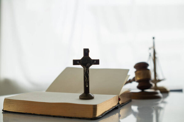 крест ставится на Библии после молитвы к Богу, которая является религиозным ритуалом христианства и веры в учения Бога. концепция молитвы Богу с учениями Библии и креста.