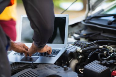 Araç hizmet merkezi tamircileri araba ve motoru kontrol ediyor. Kullanıma hazır ve merkezin garantisine göre mükemmel durumda olduklarından emin olun. Güvenli sürüş için periyodik araç denetimleri.