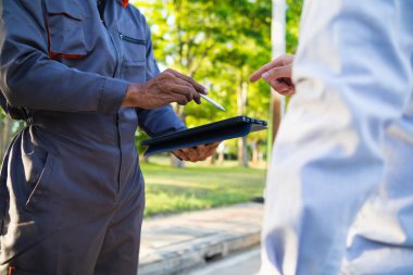 Servis merkezinden teknisyenler, seyahat ederken müşteri arabalarını denetliyor ve onlara yardım ediyor. Servis merkezinden araba almayı seçen ve hızlı bir şekilde yardım alan müşterilere güven kazandırıyor.
