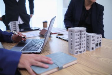 Bir grup işadamı ve yatırımcı gayrimenkule yatırım yapmayı ve inşaat projelerine satış ve kira için ortak yatırımlar yapmayı planlıyorlar. Yatırım danışma kavramı