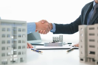 Emlak komisyoncuları, yaşamak ve değer katmak için apartman dairesi almaya karar verebilmek için çekici tanıtım müşterileri sunuyorlar. Satıcıyla emlak satın alma sözleşmesi imzalama kavramı