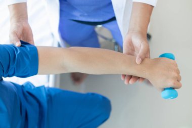 Doktor, kas yaralanması geçirdikten sonra kaslarını hareket ettirmesine yardım ediyor ve günlük yaşamını sürekli fizik tedaviyle devam ettirebilmesi için onu rehabilite etmek istiyor..