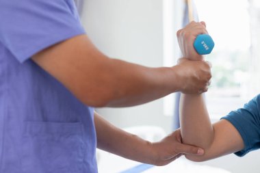 Doktor, kas yaralanması geçirdikten sonra kaslarını hareket ettirmesine yardım ediyor ve günlük yaşamını sürekli fizik tedaviyle devam ettirebilmesi için onu rehabilite etmek istiyor..