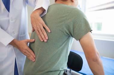 Doktor, kas yaralanması geçirdikten sonra kaslarını hareket ettirmesine yardım ediyor ve günlük yaşamını sürekli fizik tedaviyle devam ettirebilmesi için onu rehabilite etmek istiyor..