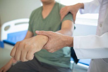 Doktor, kas yaralanması geçirdikten sonra kaslarını hareket ettirmesine yardım ediyor ve günlük yaşamını sürekli fizik tedaviyle devam ettirebilmesi için onu rehabilite etmek istiyor..