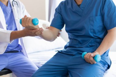 Doktor, kas yaralanması geçirdikten sonra kaslarını hareket ettirmesine yardım ediyor ve günlük yaşamını sürekli fizik tedaviyle devam ettirebilmesi için onu rehabilite etmek istiyor..