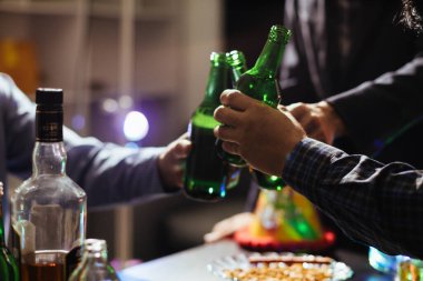 İşten sonra arkadaşlarıyla içki içtikten sonra masada bir bardak alkol bırakılır. Böylece alkol, alkollü araç kullanmaktan ve alkollü araç kullanmaktan korunma kavramının zihninizi rahatlatmasına yardımcı olur..