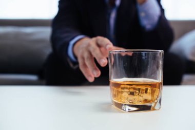 Ofiste duran brendi bardağı, iş adamlarının mesai saatlerinden sonra alkol onları rahatlatsın diye genellikle içtikleri bir bardak brendi. Alkollü içeceklerle rahatlama kavramı