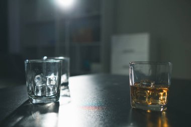 Ofiste duran brendi bardağı, iş adamlarının mesai saatlerinden sonra alkol onları rahatlatsın diye genellikle içtikleri bir bardak brendi. Alkollü içeceklerle rahatlama kavramı